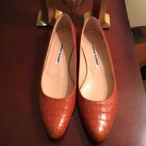 Manolo Blahnik. Flat light brown alligator